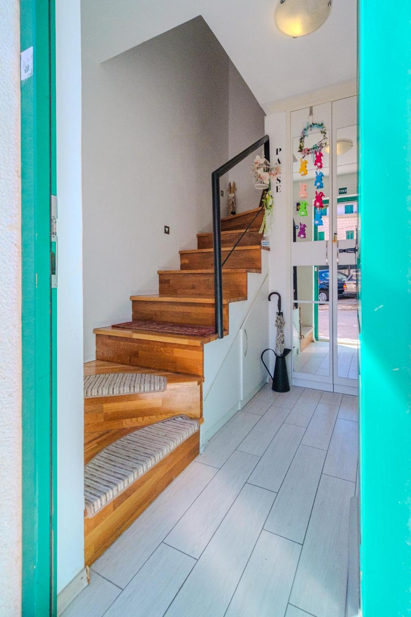 Central Split Rooms And Apartments Paese Екстериор снимка