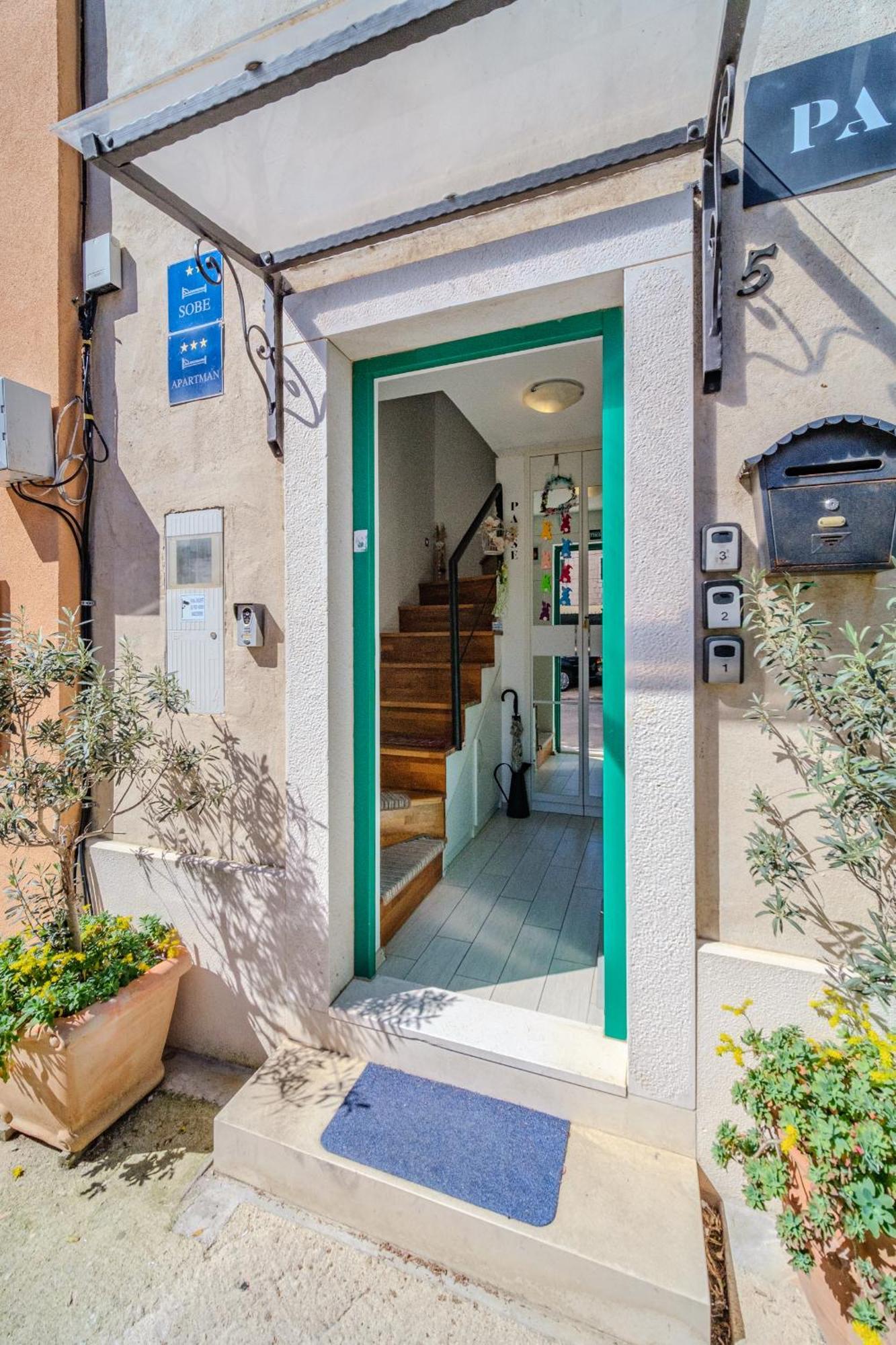 Central Split Rooms And Apartments Paese Екстериор снимка