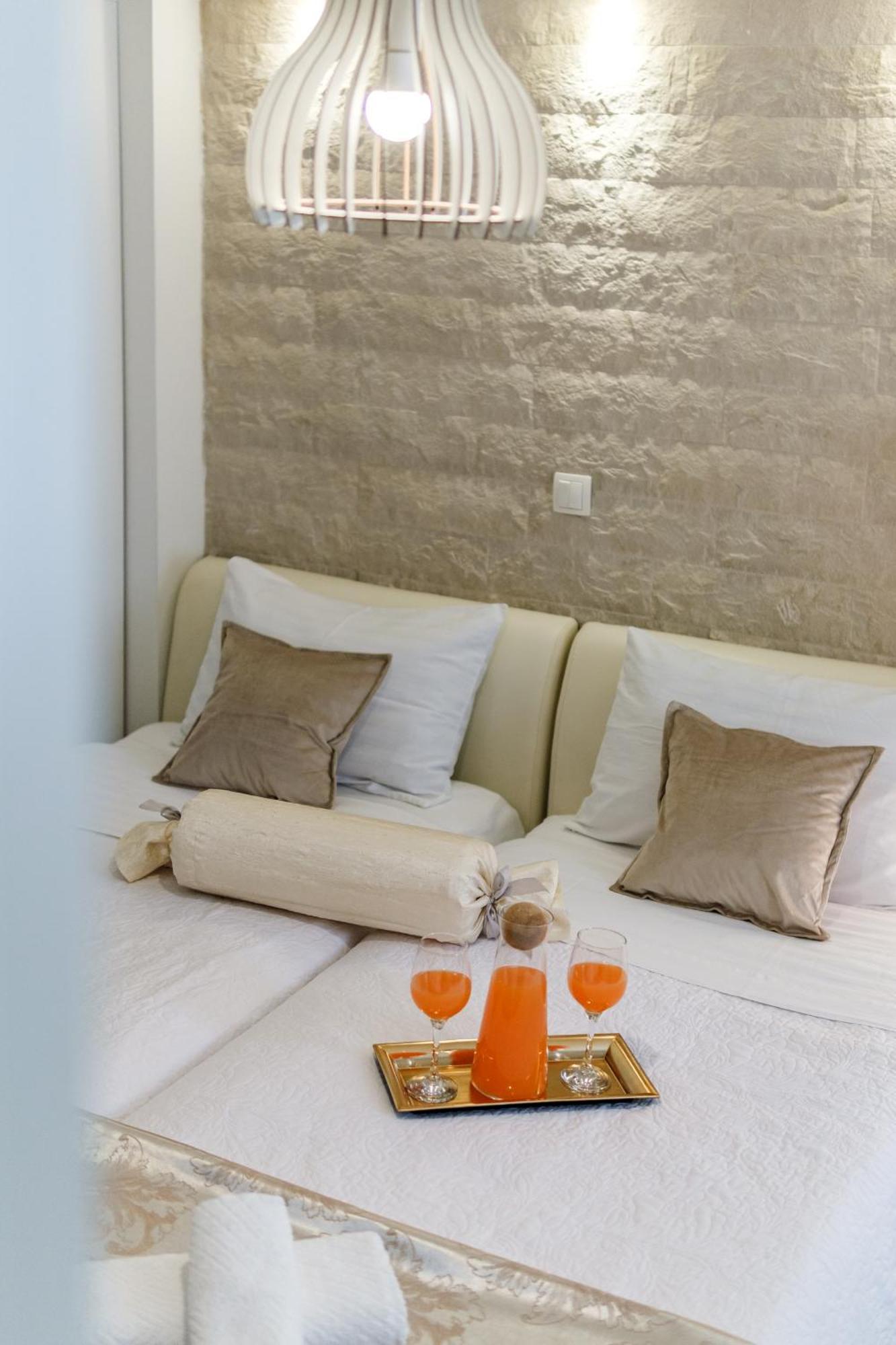 Central Split Rooms And Apartments Paese Екстериор снимка