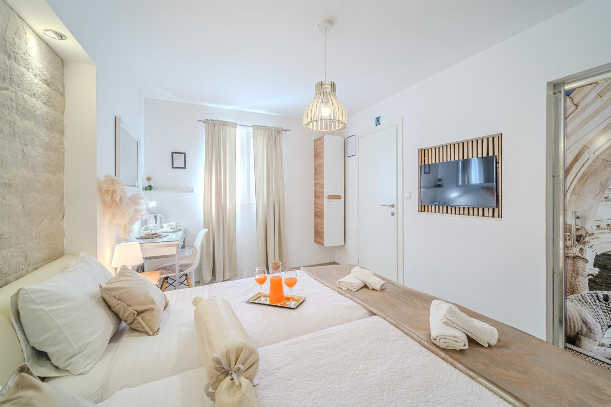 Central Split Rooms And Apartments Paese Екстериор снимка