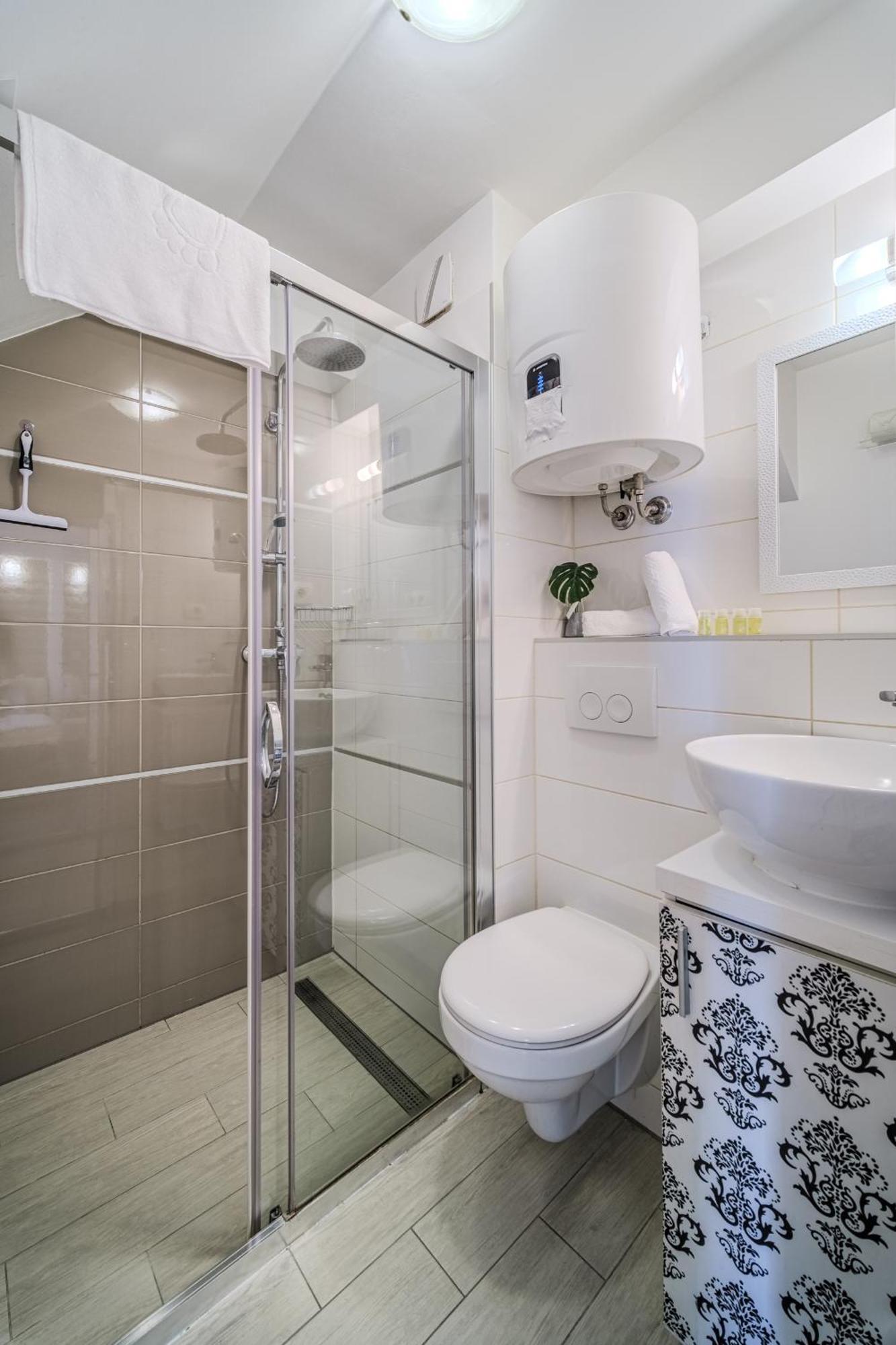Central Split Rooms And Apartments Paese Екстериор снимка