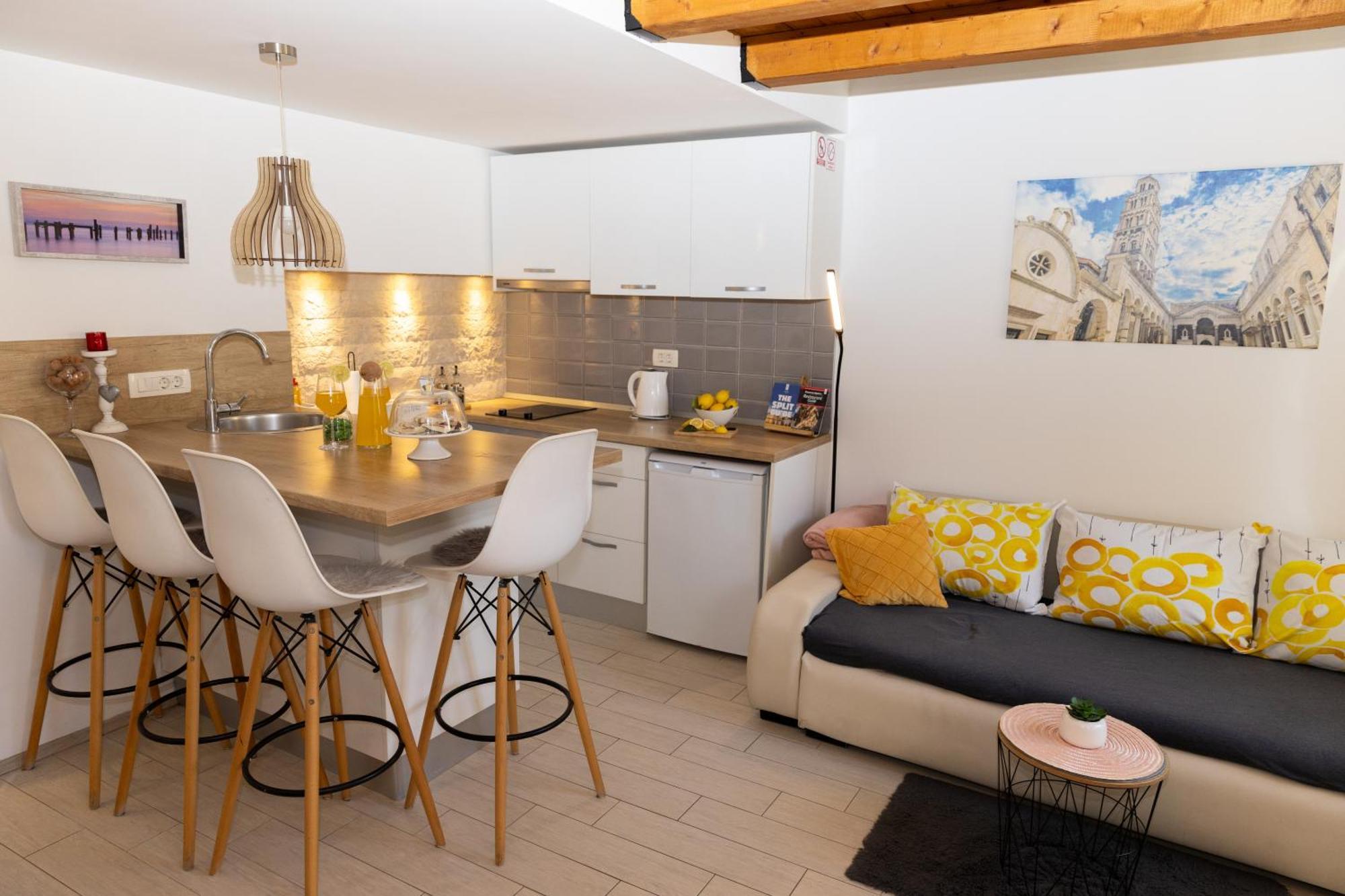Central Split Rooms And Apartments Paese Екстериор снимка