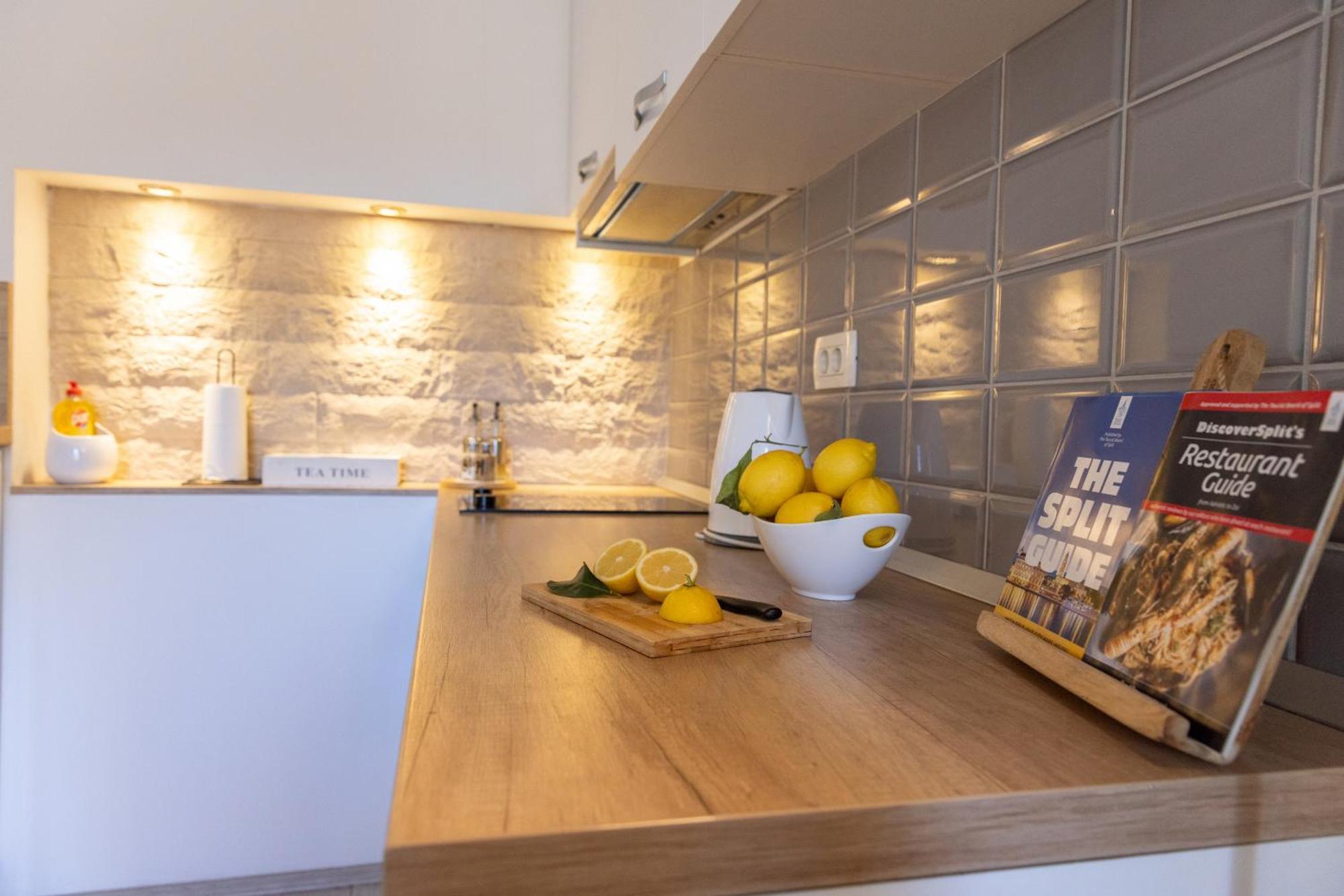 Central Split Rooms And Apartments Paese Екстериор снимка