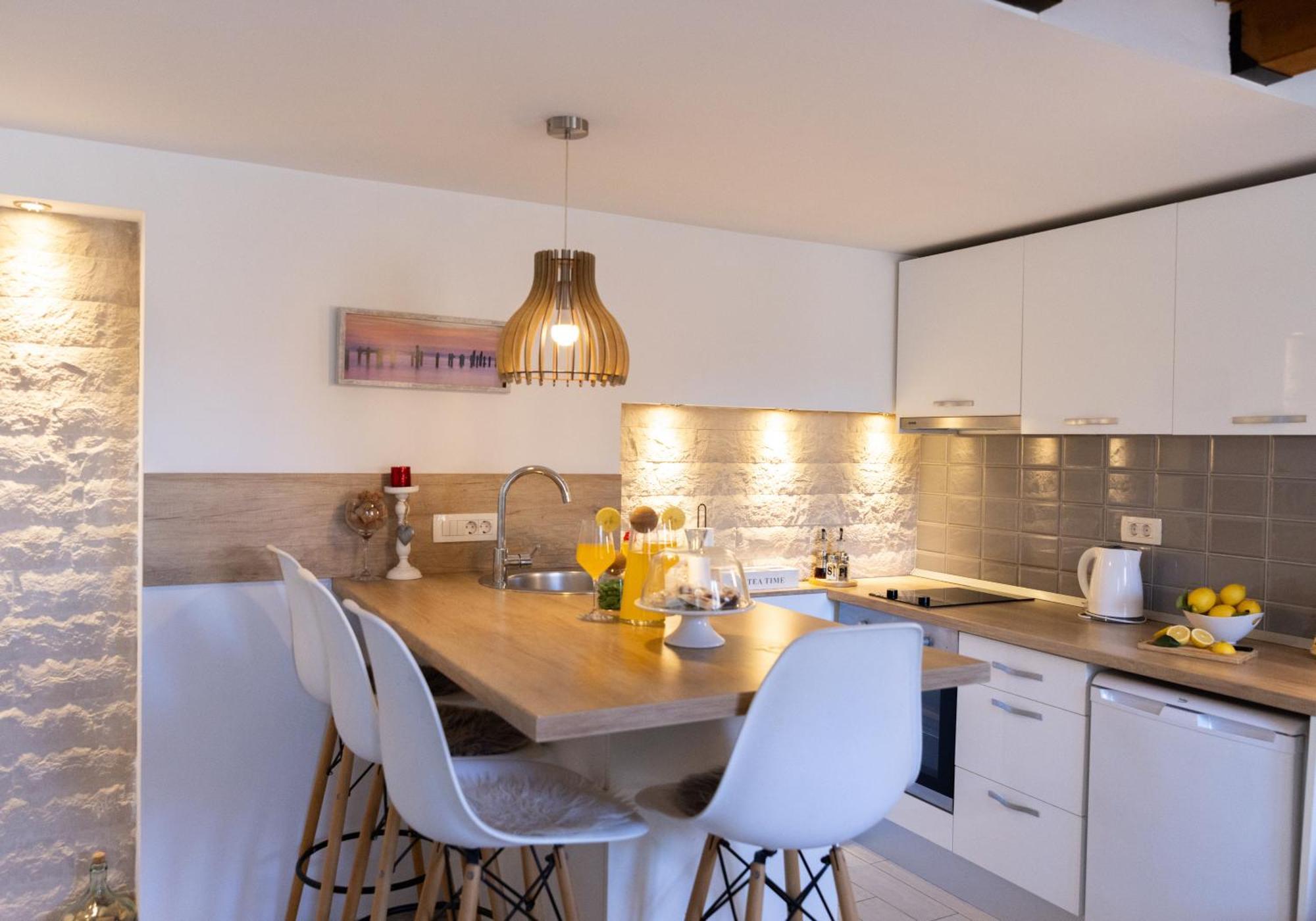 Central Split Rooms And Apartments Paese Екстериор снимка
