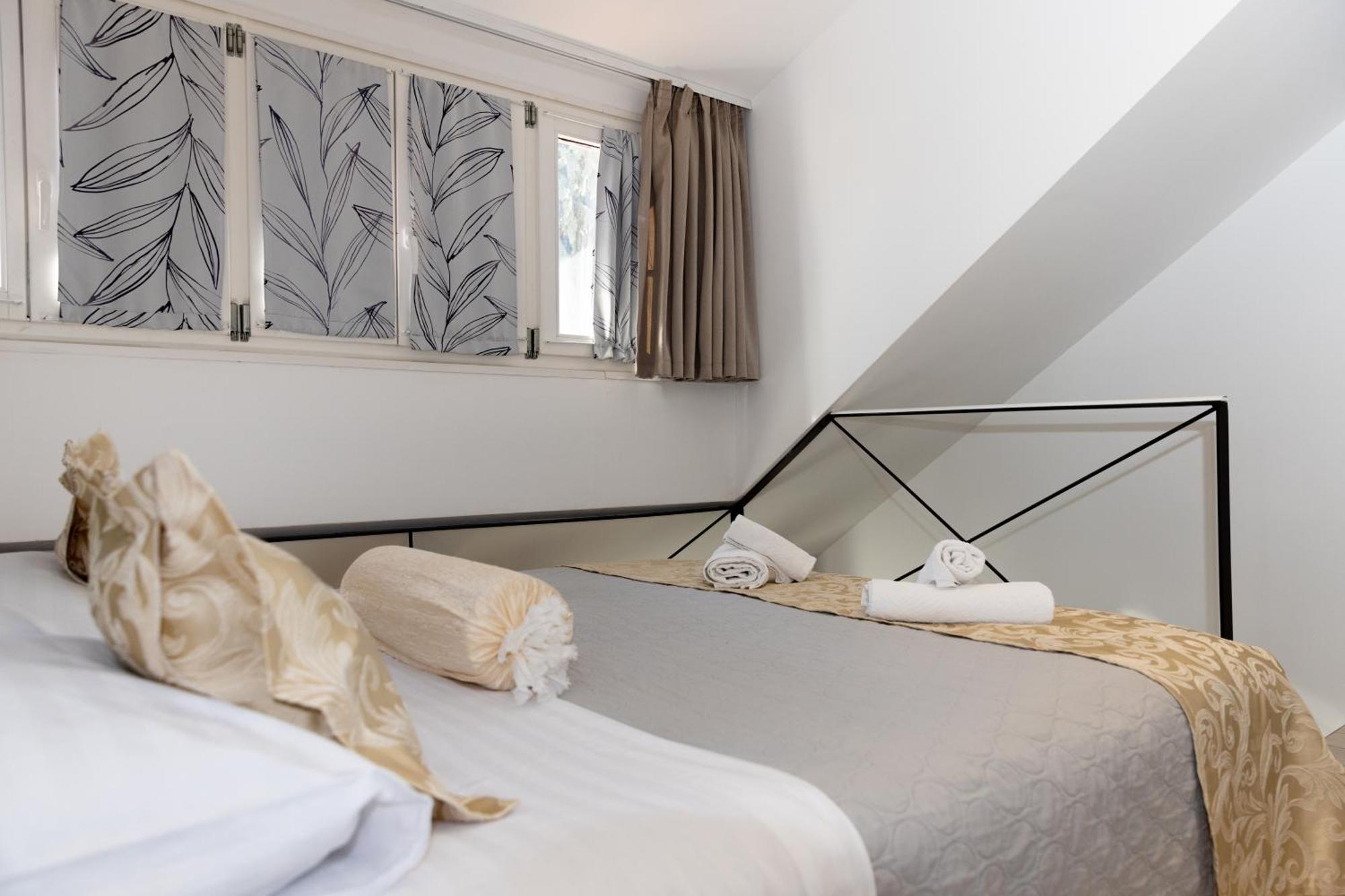 Central Split Rooms And Apartments Paese Екстериор снимка