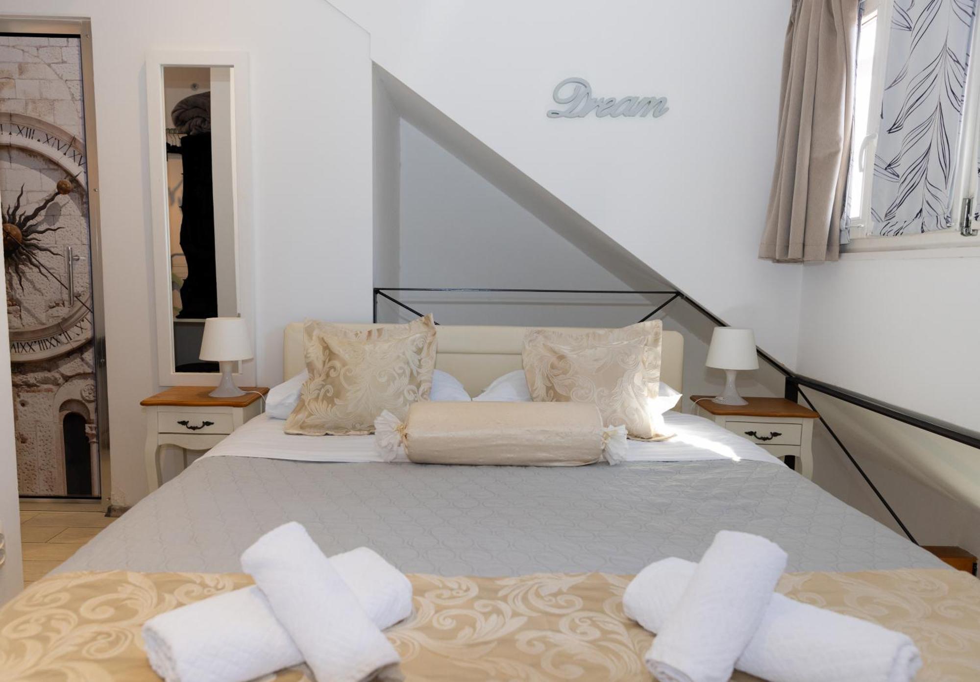 Central Split Rooms And Apartments Paese Екстериор снимка